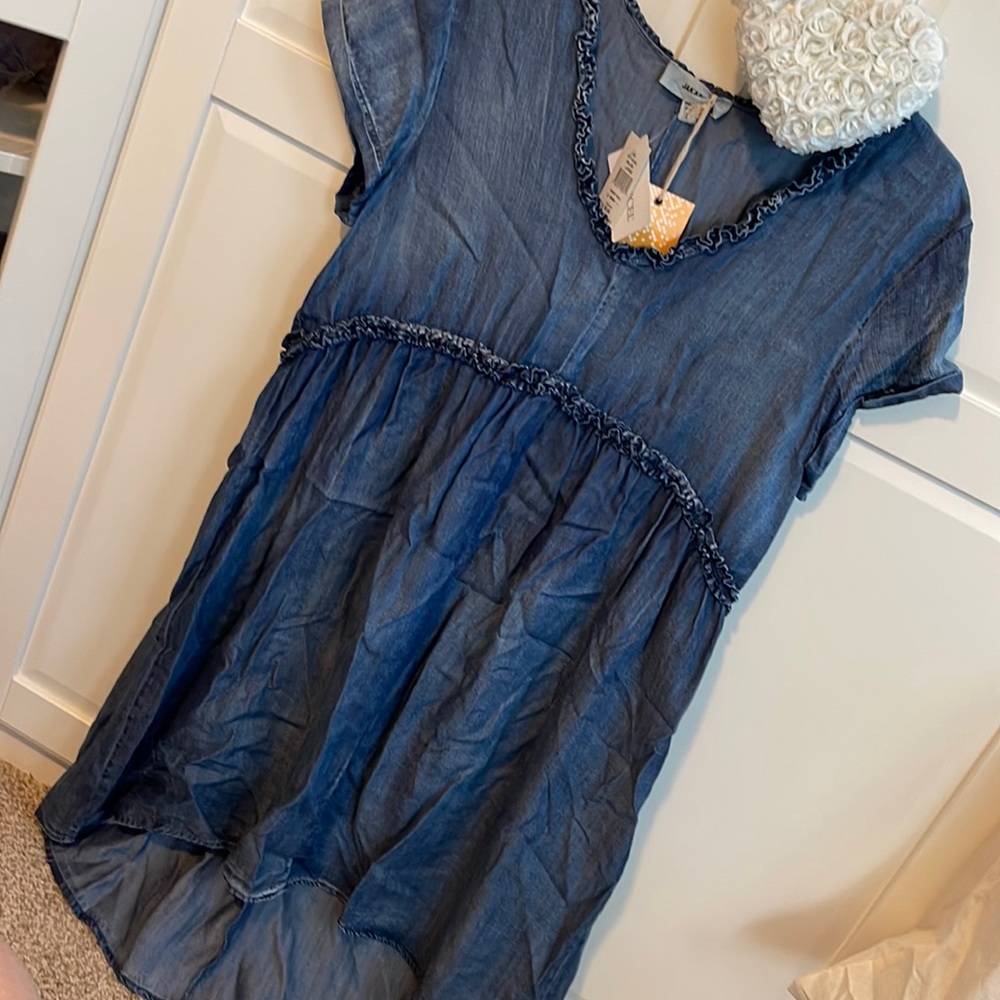 Hi lo him on super cute navy denim dress